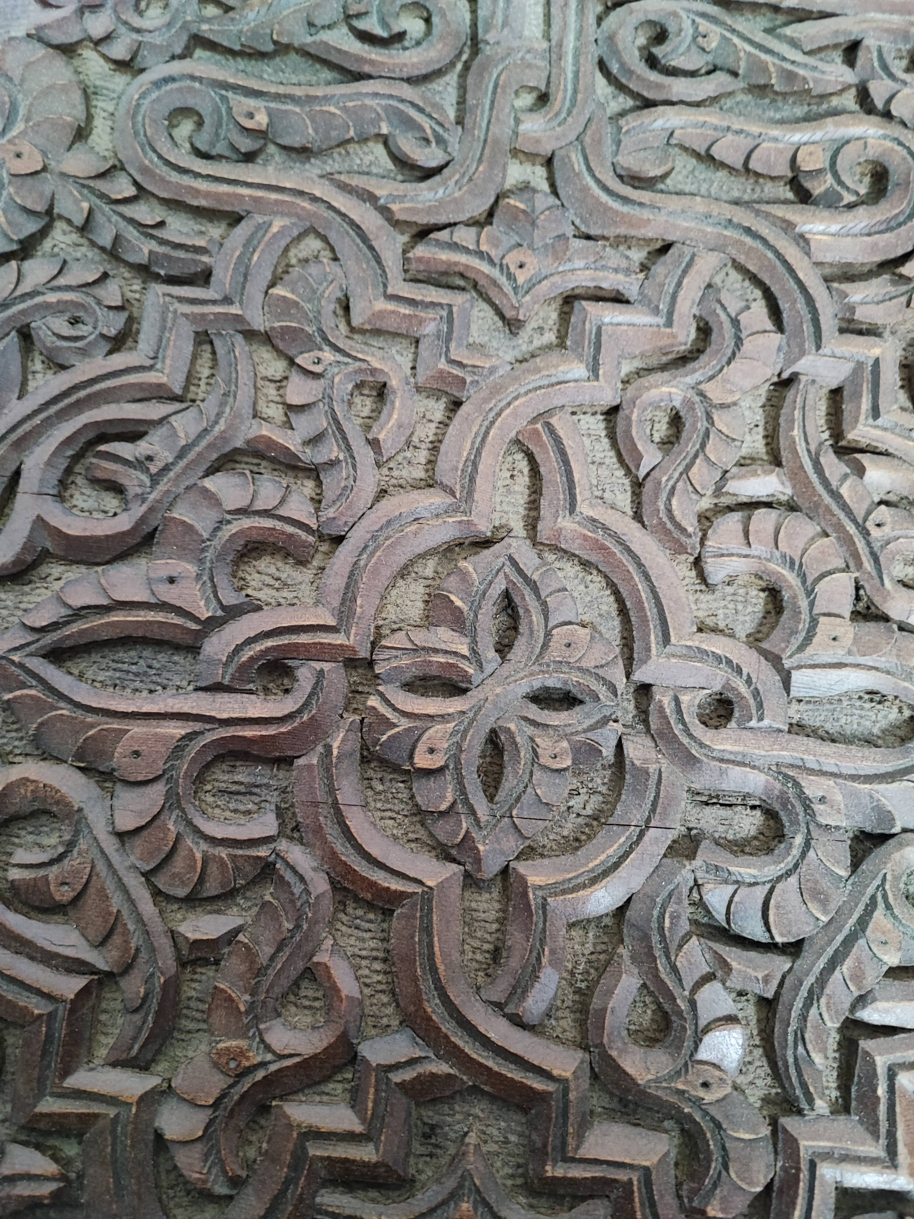 Ancien coffre en bois sculpté oriental