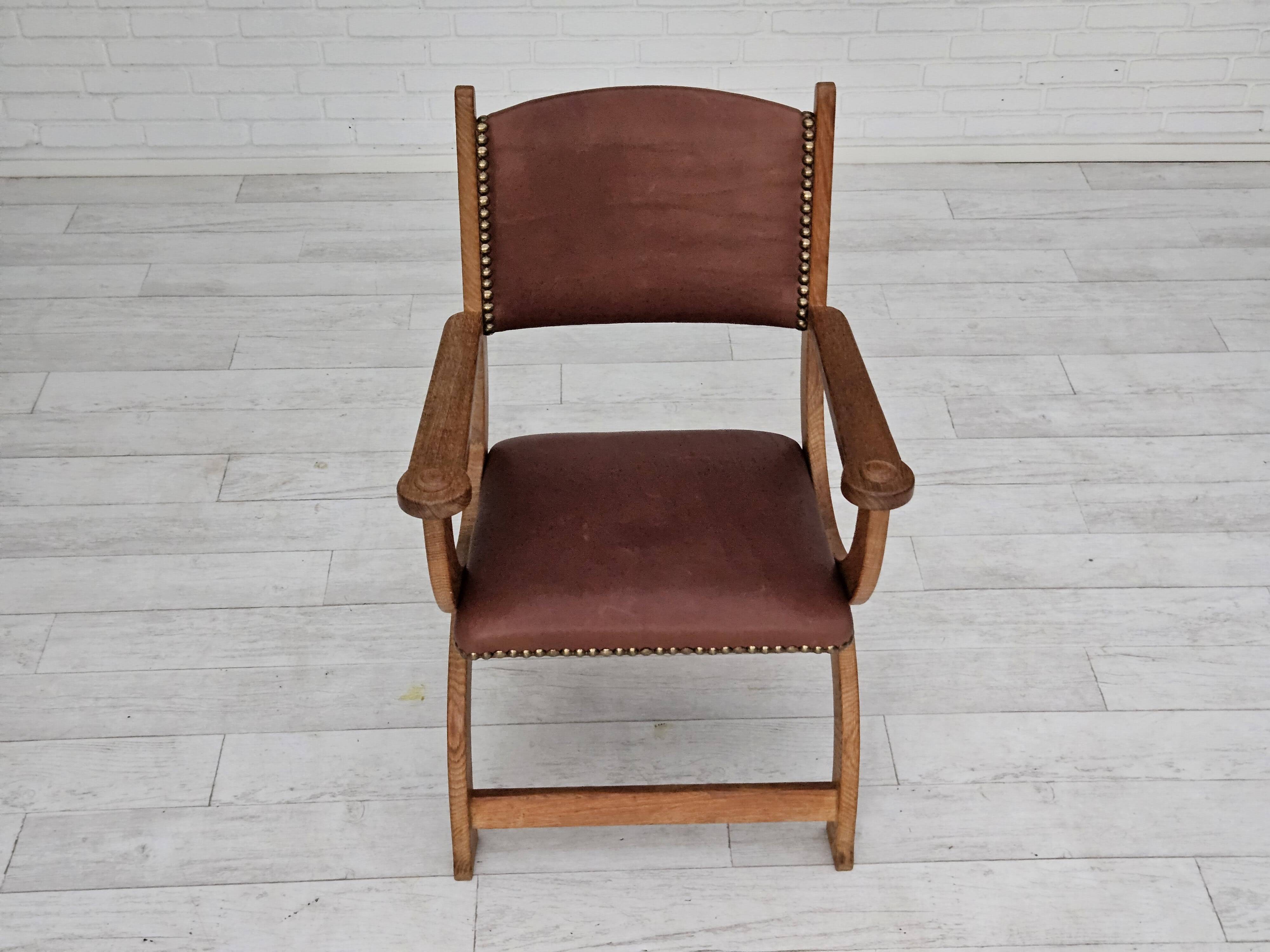 Années 1950, design danois, fauteuil retapissé, cuir marron naturel, bois de chêne.