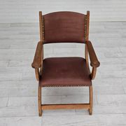 Années 1950, design danois, fauteuil retapissé, cuir marron naturel, bois de chêne.