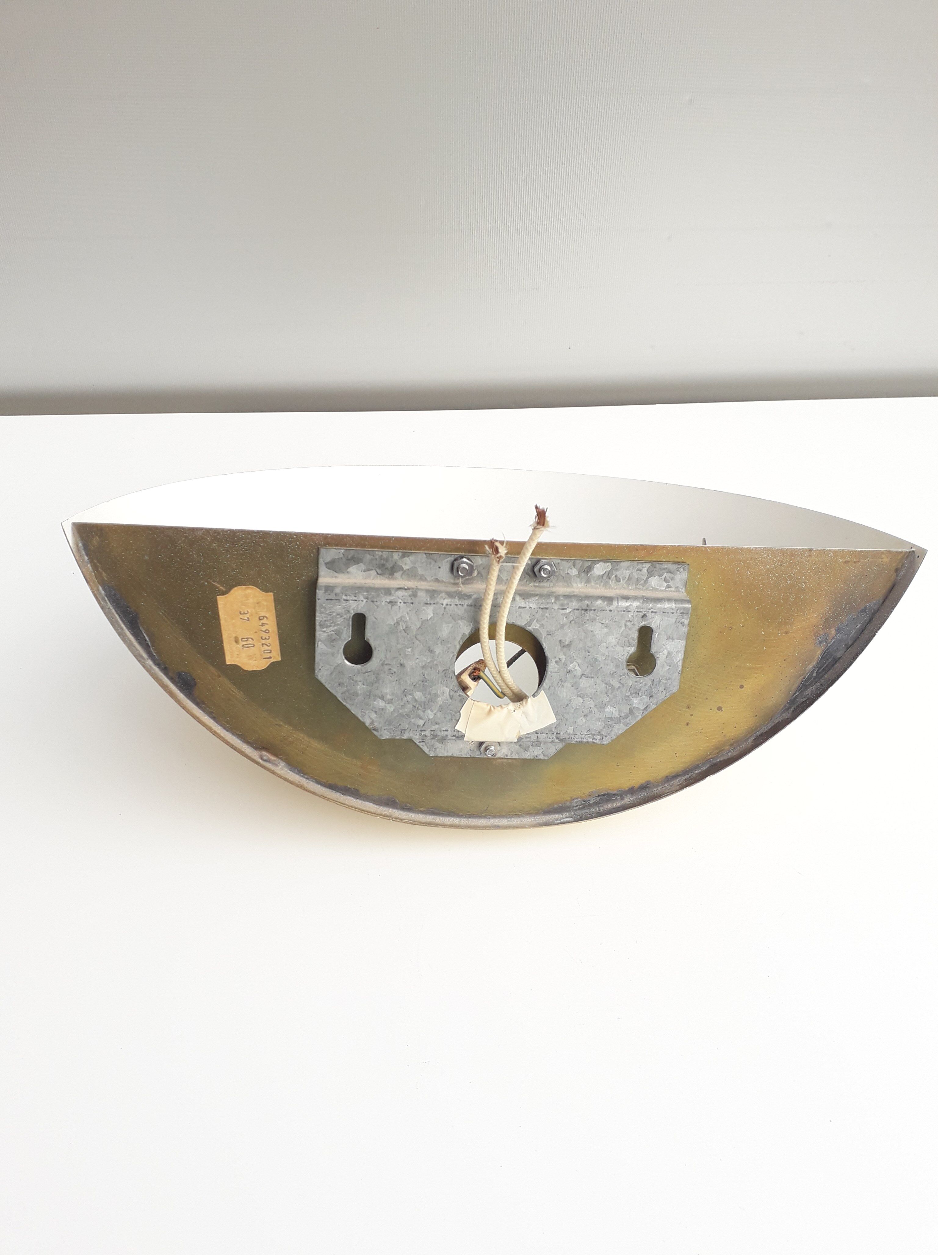 Vintage wall lamp - Half-moon - Golden metal mirror - 1970