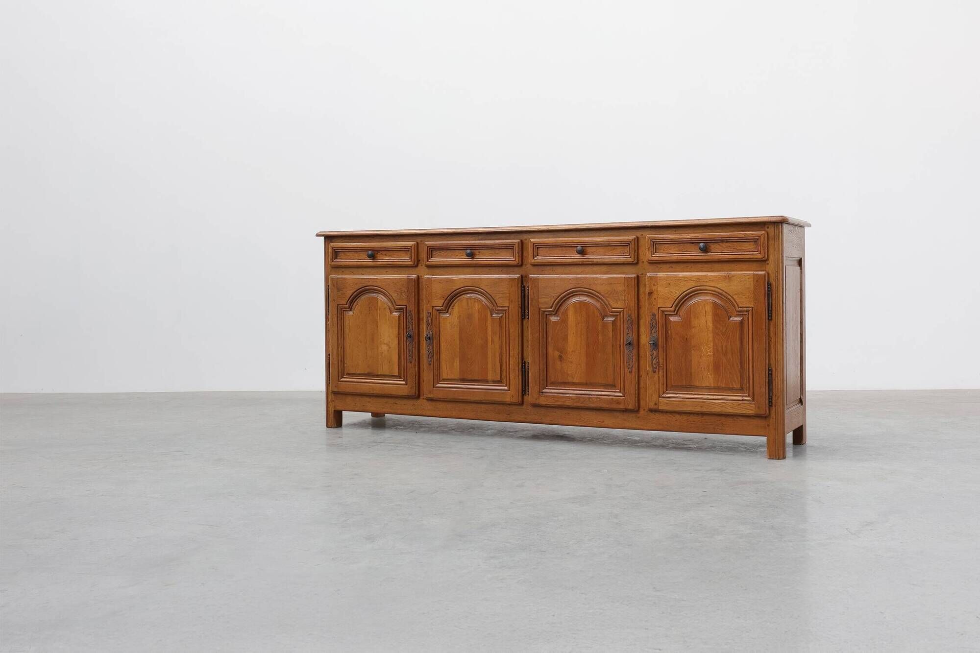 Buffet monumental en chêne par De Tonge, France, milieu du 20e siècle