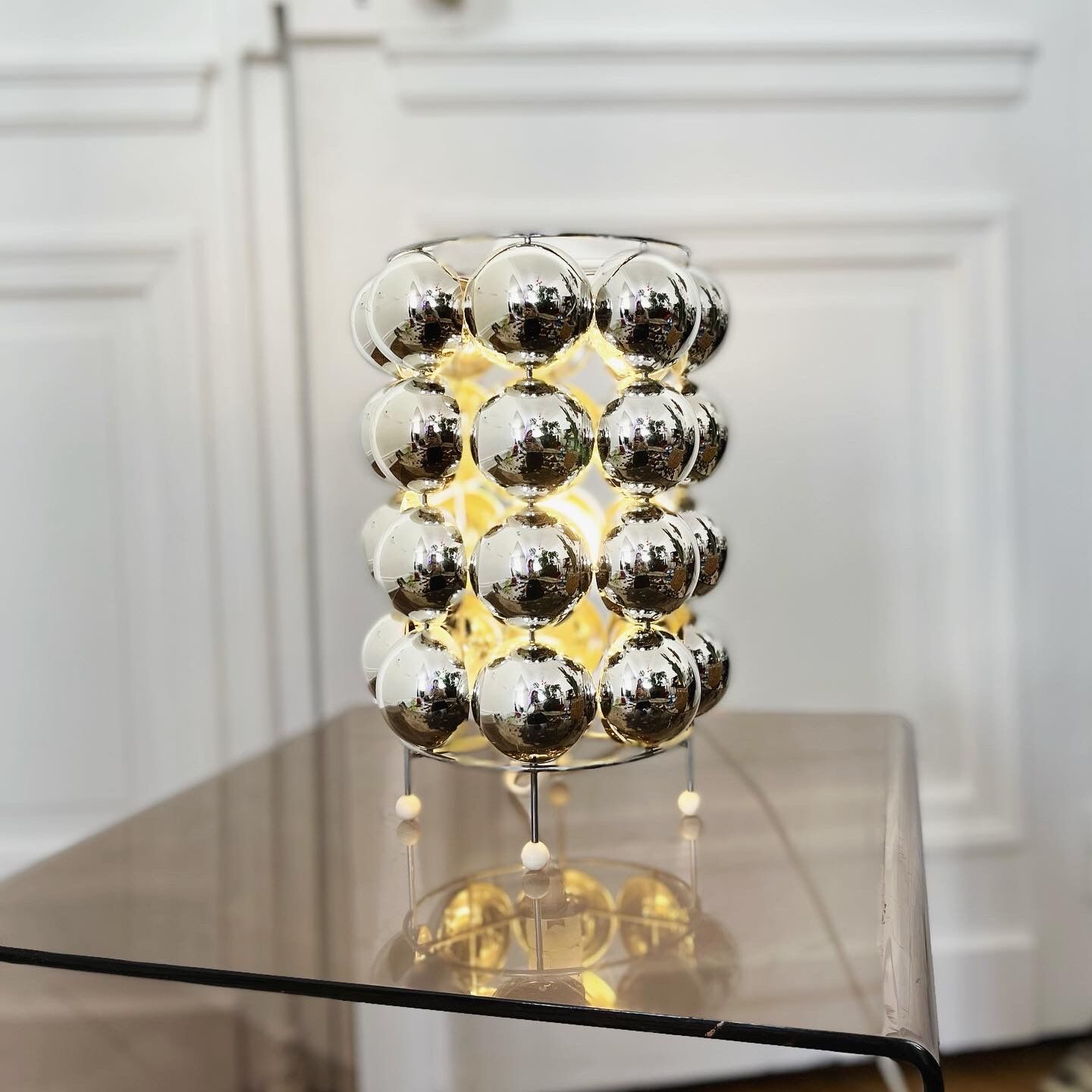 Kinetic lamp bulb kare design