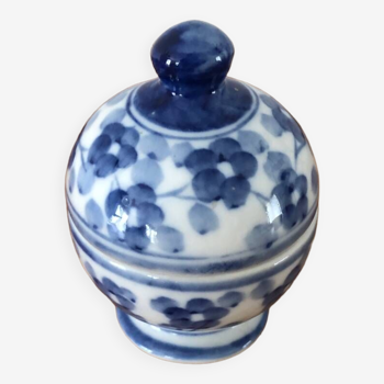 Blue and white porcelain jewelry box with flower motifs