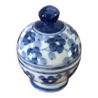 Blue and white porcelain jewelry box with flower motifs