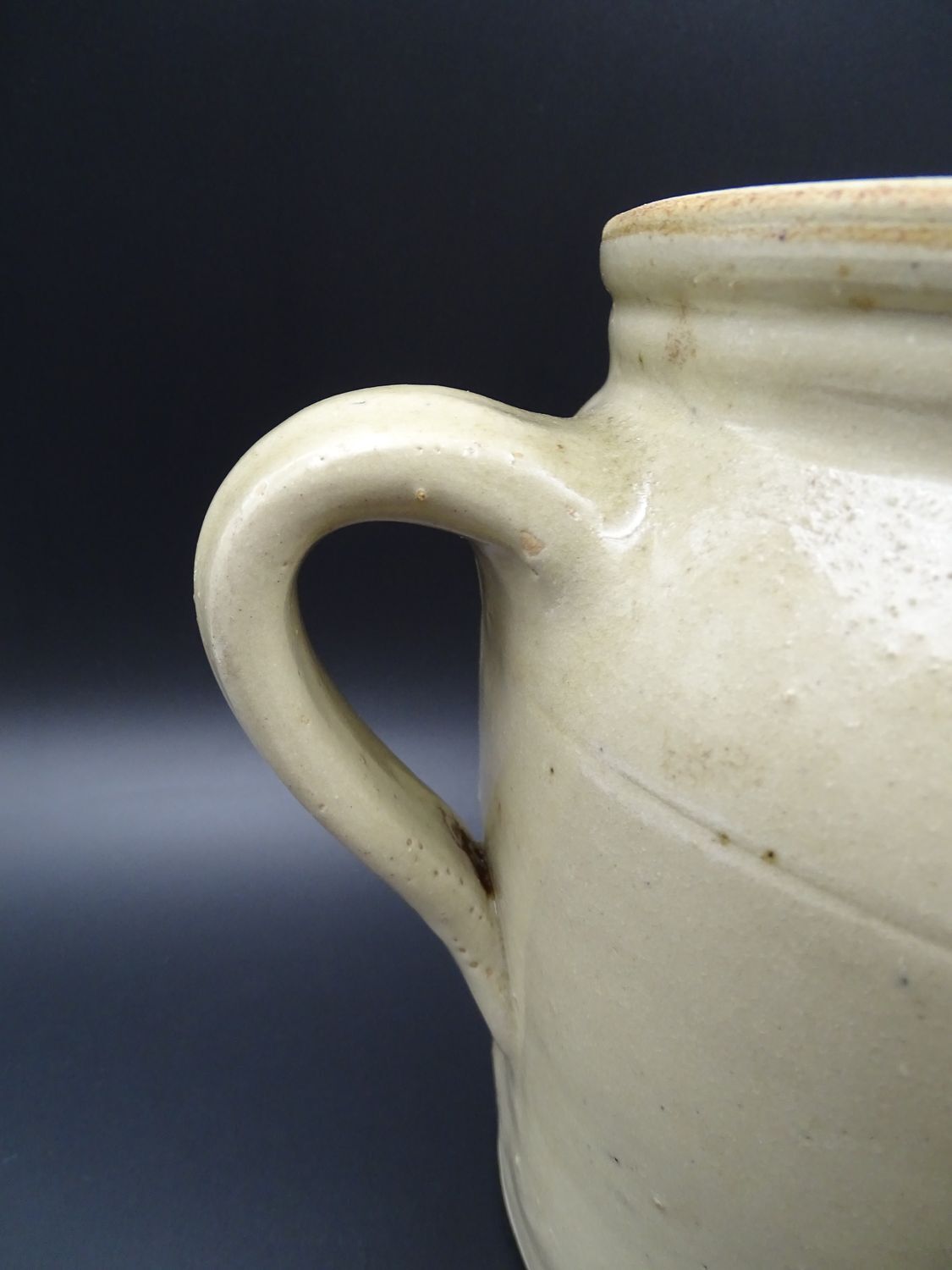 Grease pot with burgundy sandstone spout