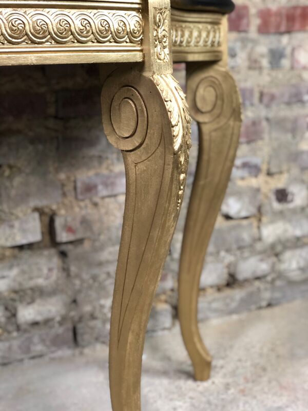 Console de style Louis XV en bois sculpté à dessus bois noir ciré