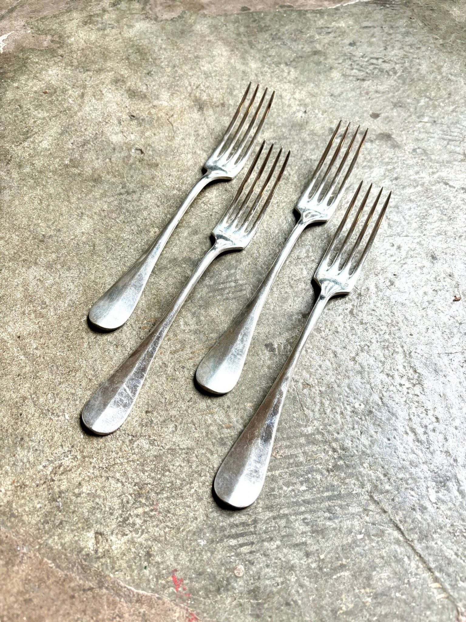 4 fourchettes en métal argenté