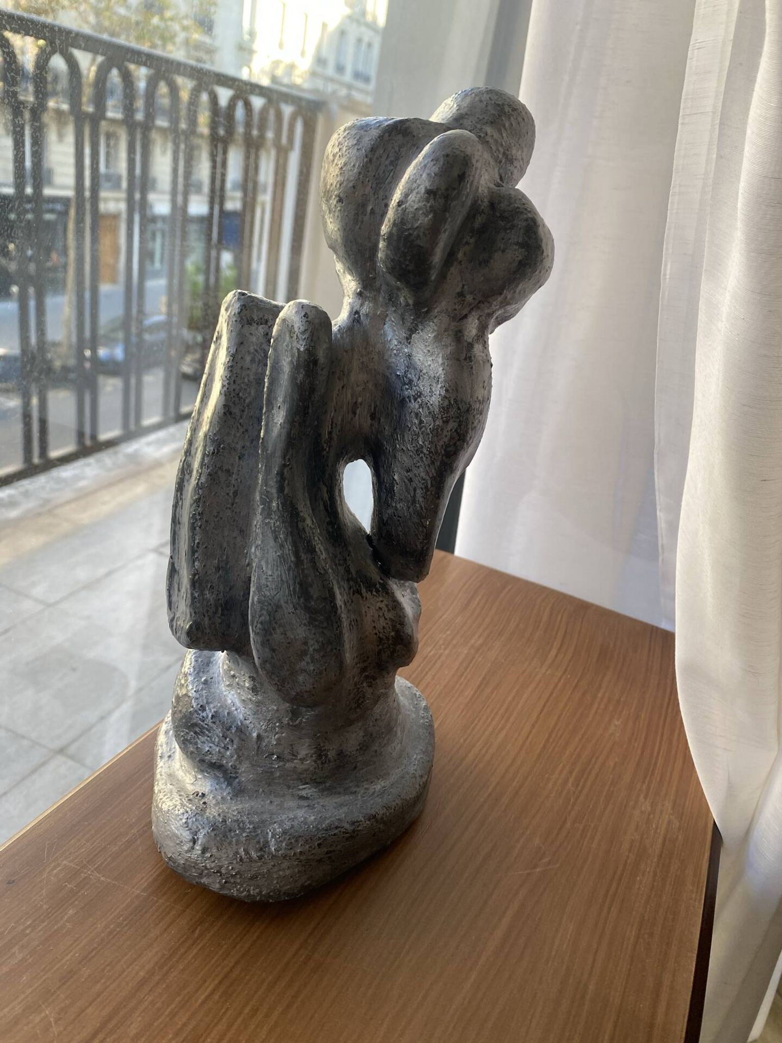 Sculpture contemporaine figurant une femme