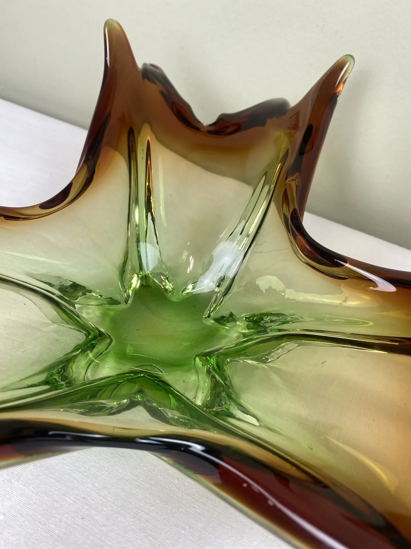 Coupe sculpturale en verre soufflé mis century