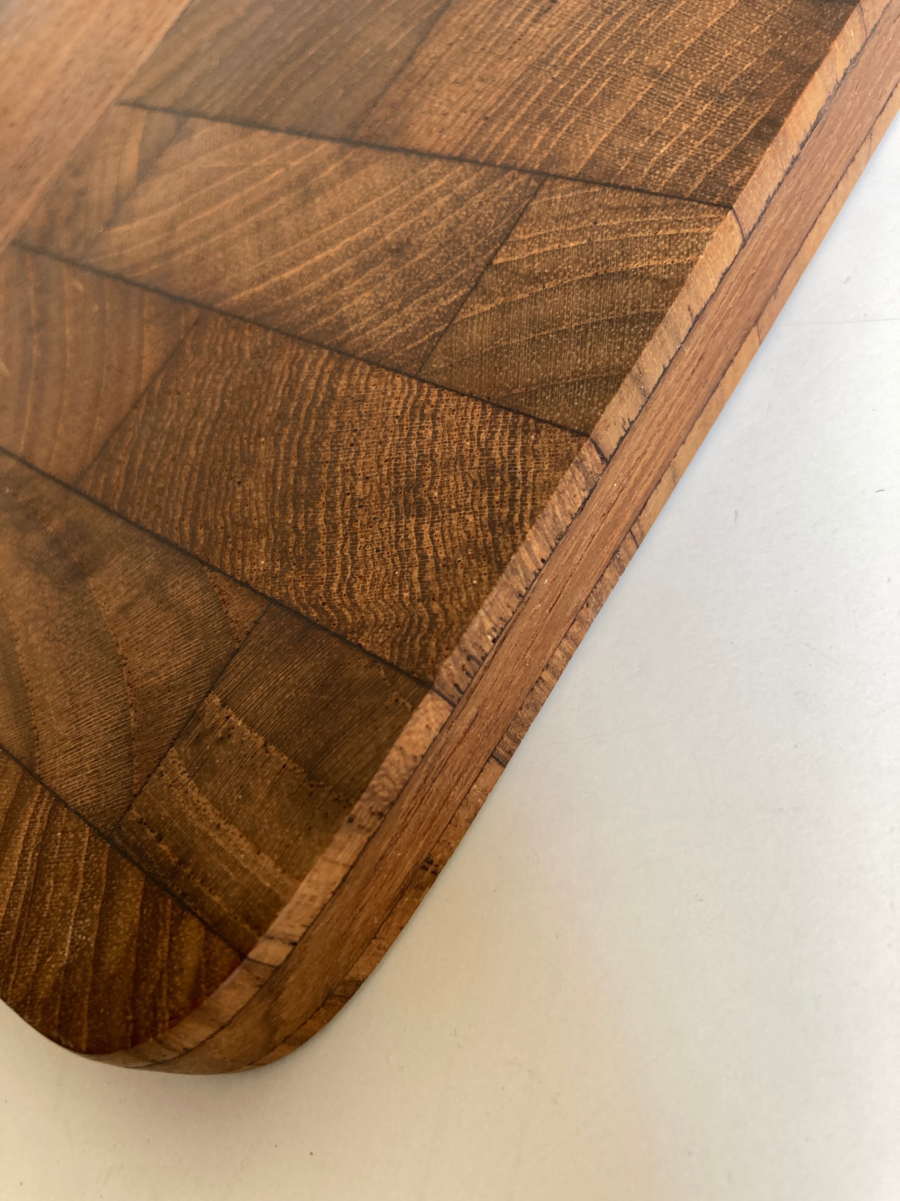 Planche à découper scandinave en bois debout
