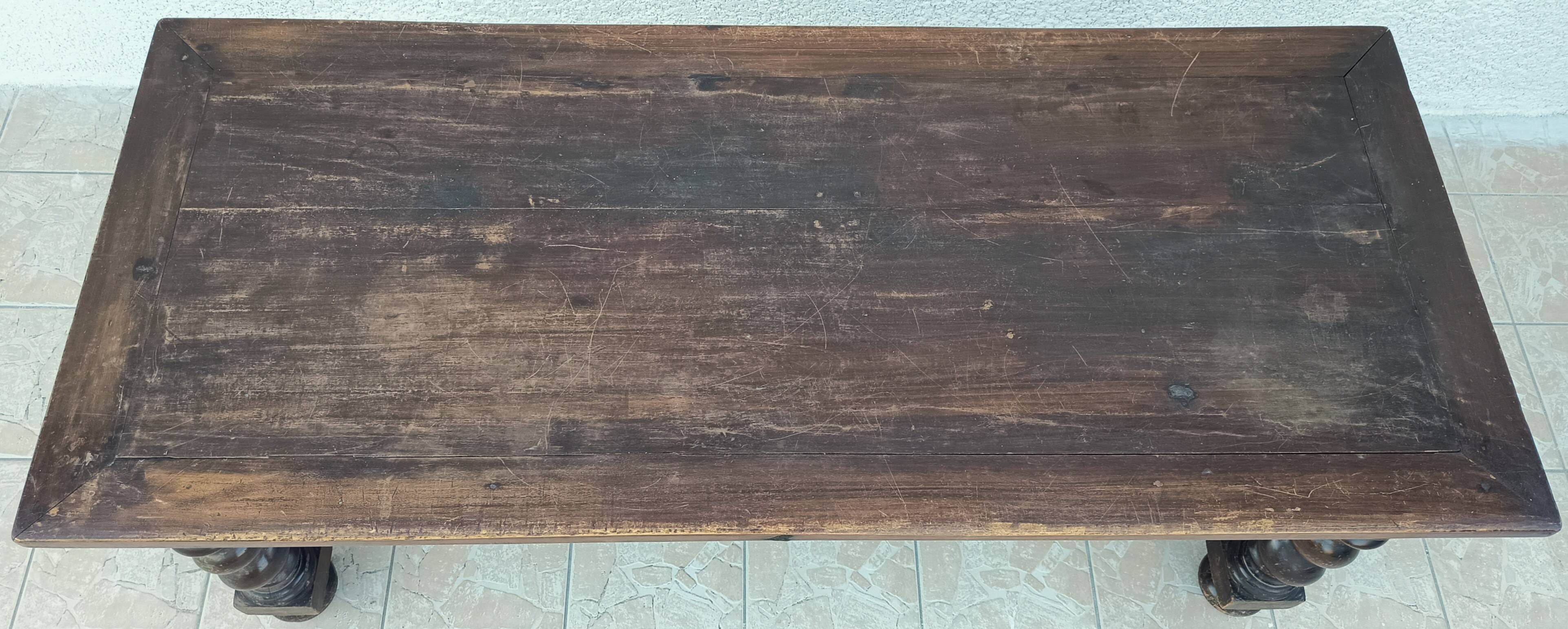 Louis XIII walnut table from the 19th century.