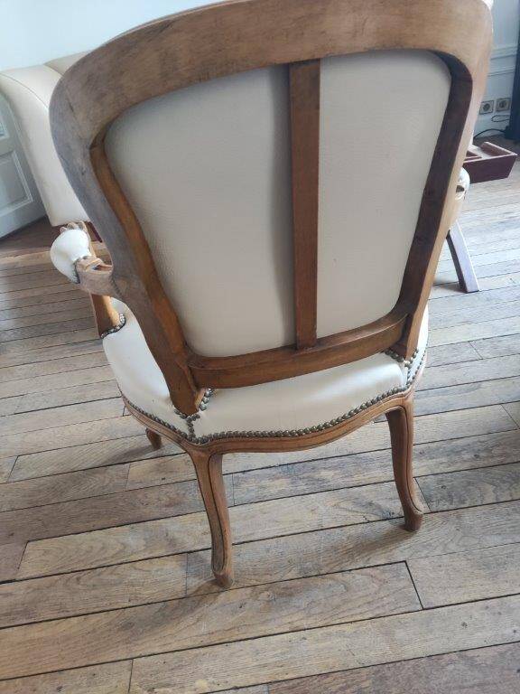 2 fauteuils cabriolet de style Louis XV en cuir crème