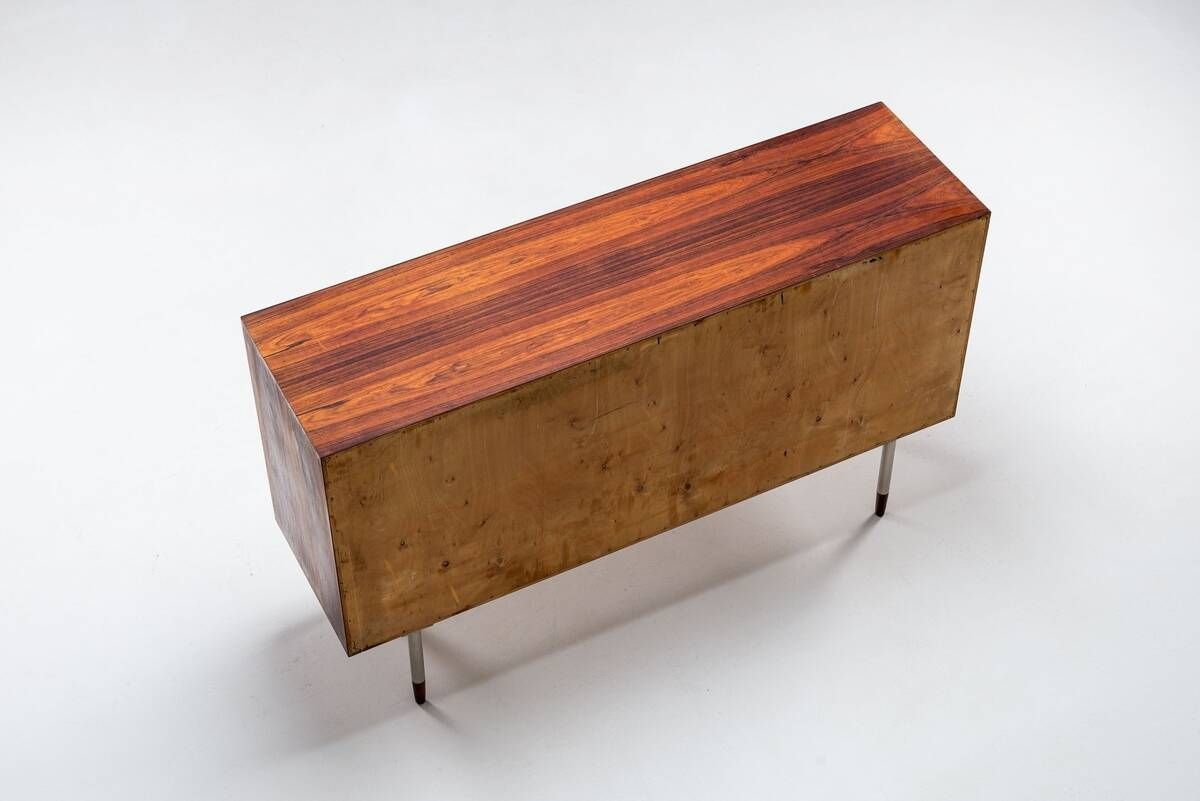 Buffet inhabituel en palissandre avec pieds en métal Danemark 1960