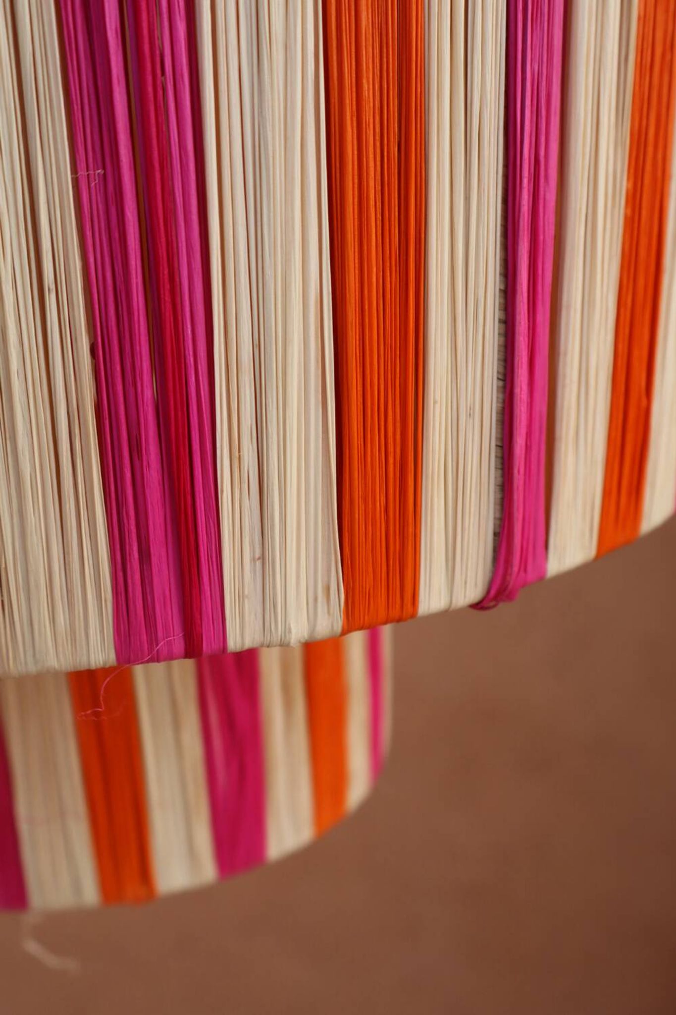 Suspension en raphia rayée rose orange naturel