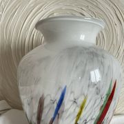 Grand vase en verre soufflé à inclusions polychromes style Murano
