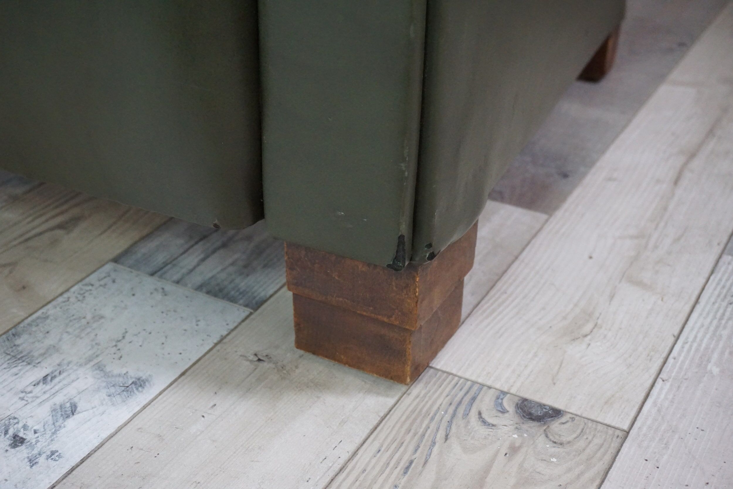 Fauteuil club art déco en skaï et bois
