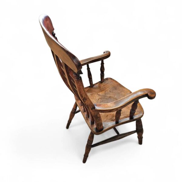 Chaise de campagne à dossier à lattes en orme du 19e siècle avec une couleur et une patine fabuleuses.