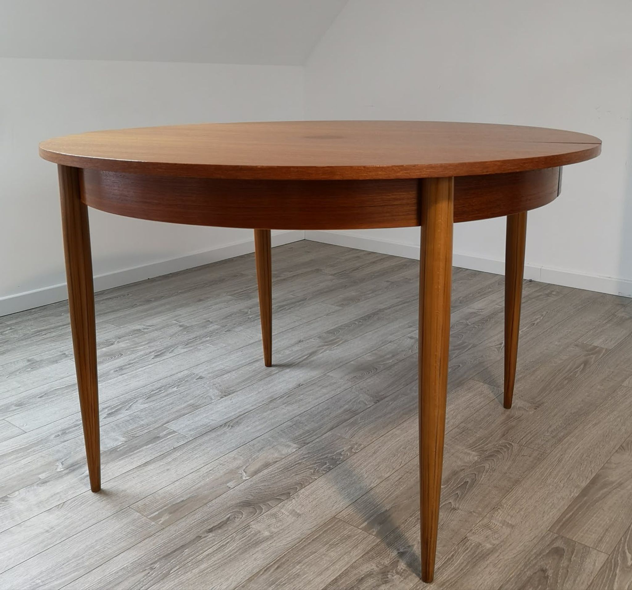 Scandinavian round table