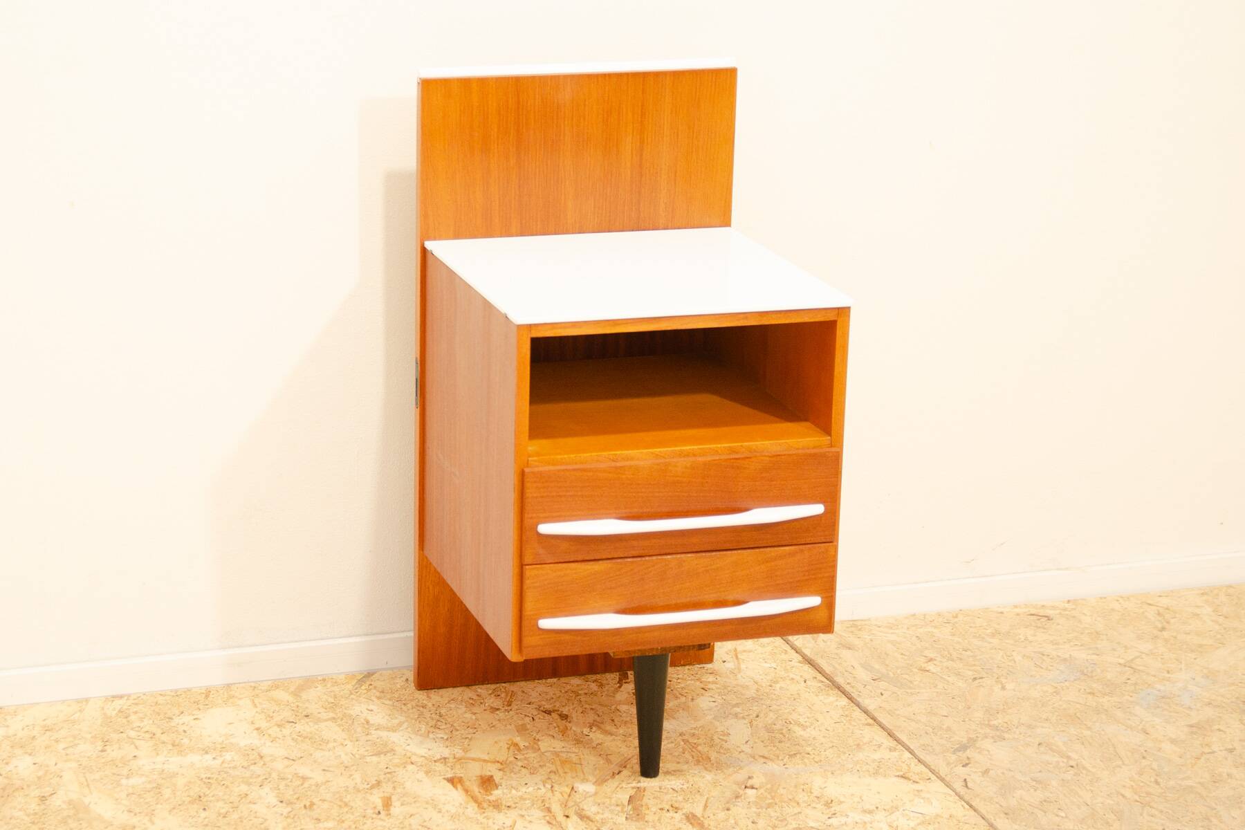 Paire de tables de chevet entièrement rénovées par Mojmír Požár, années 1960, Tchécoslovaquie