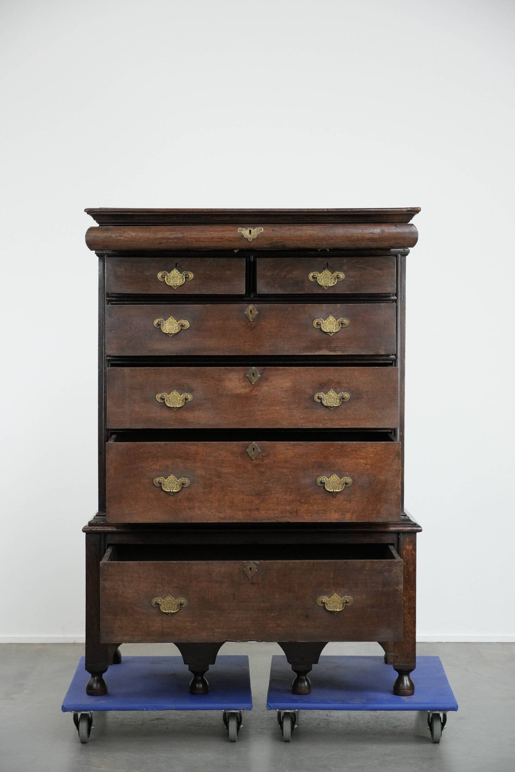 Unique commode anglaise antique du début du XVIIIe siècle