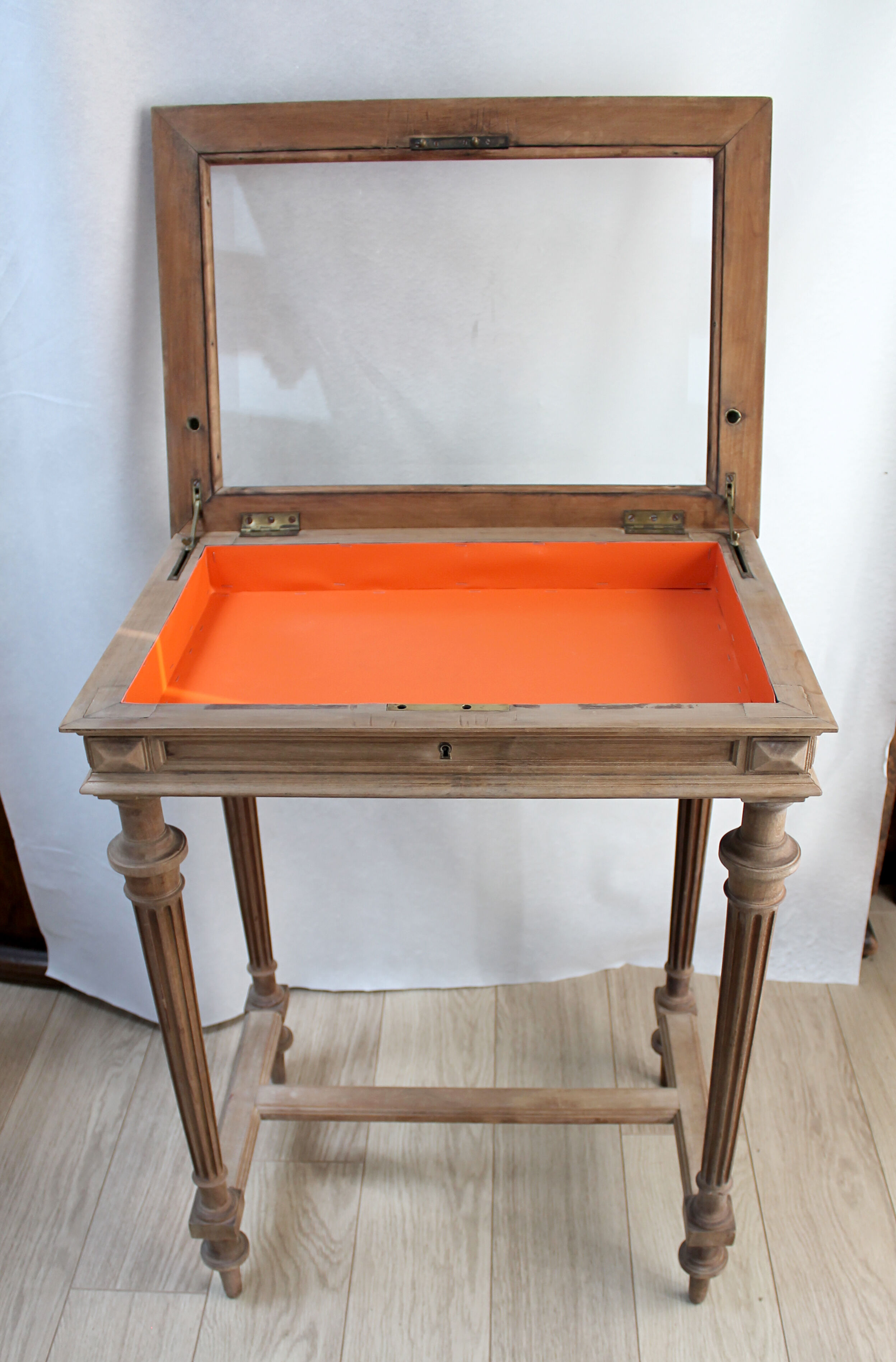 Showcase 1900 natural wooden side table