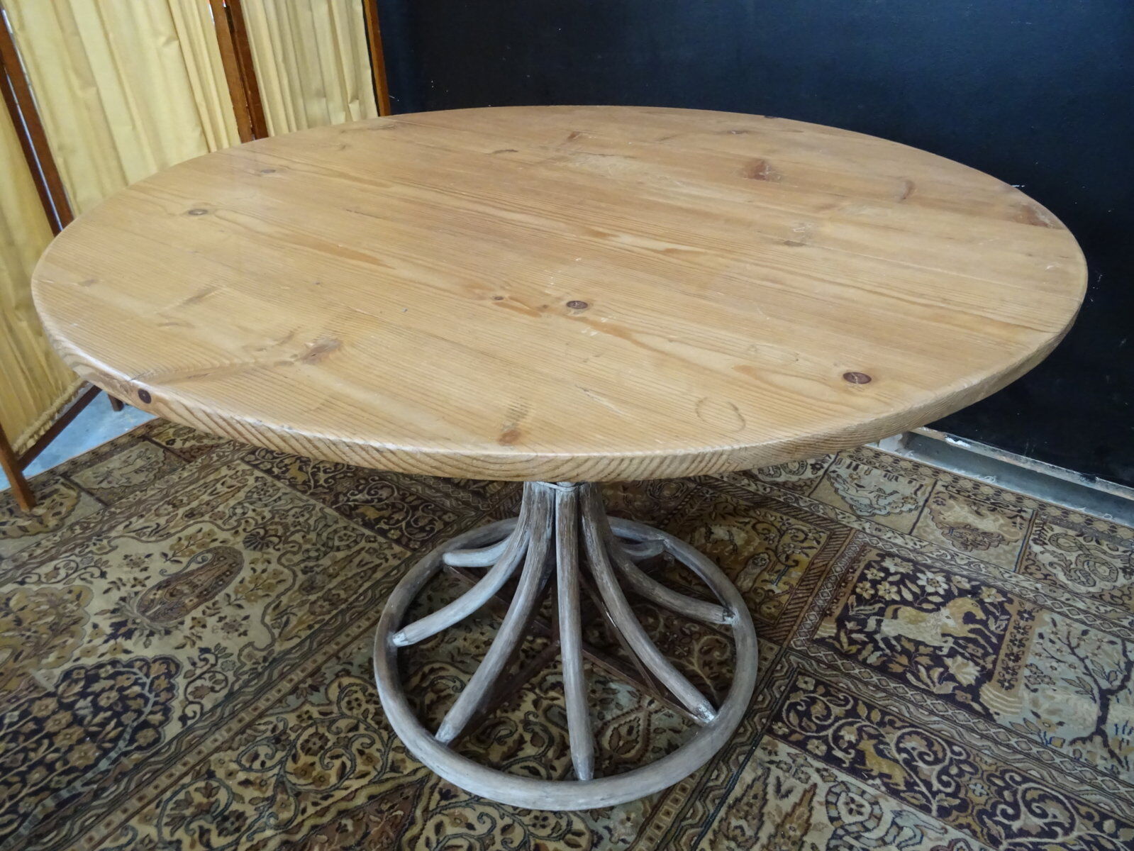 Tulip footing round table