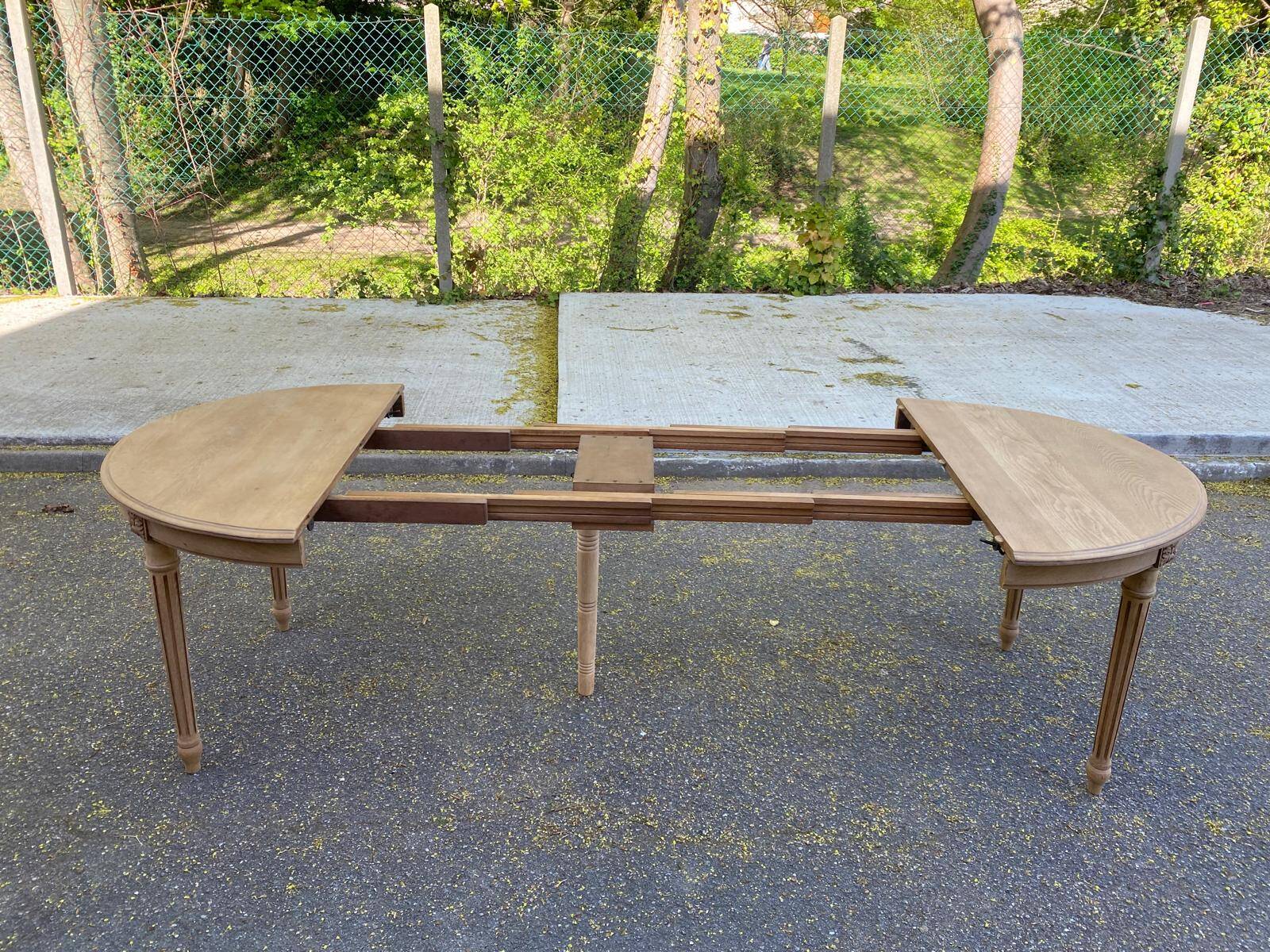 Renovated round Art Deco dining table, extendable, made of solid oak, 145cm.