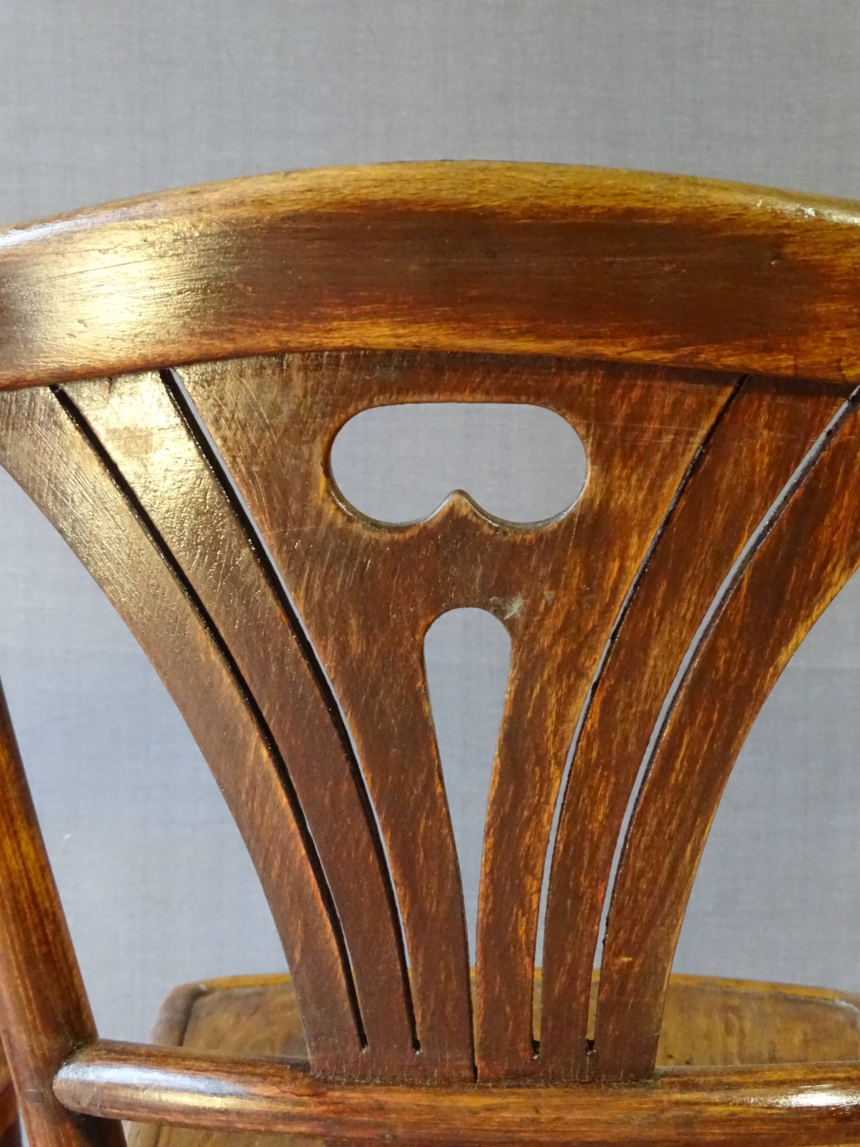 Two chairs Thonet n ° 197/114 of 1910 seat wood bistro