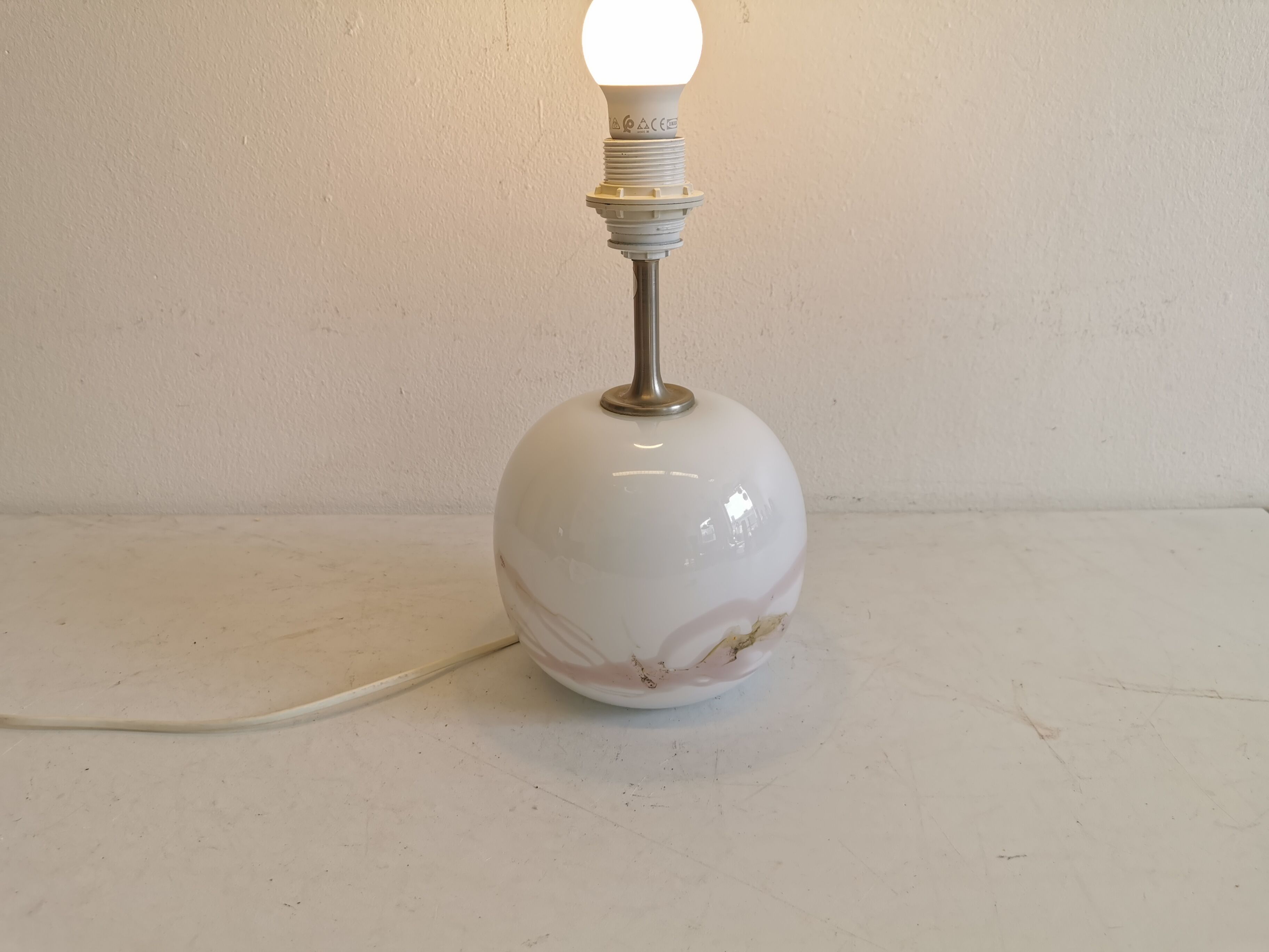 Table lamp in white opal glass, with pink details/decoration