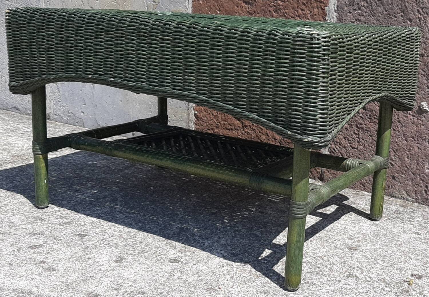 Salon de jardin complet en rotin. (Sofa, fauteuils x 2, table basse)