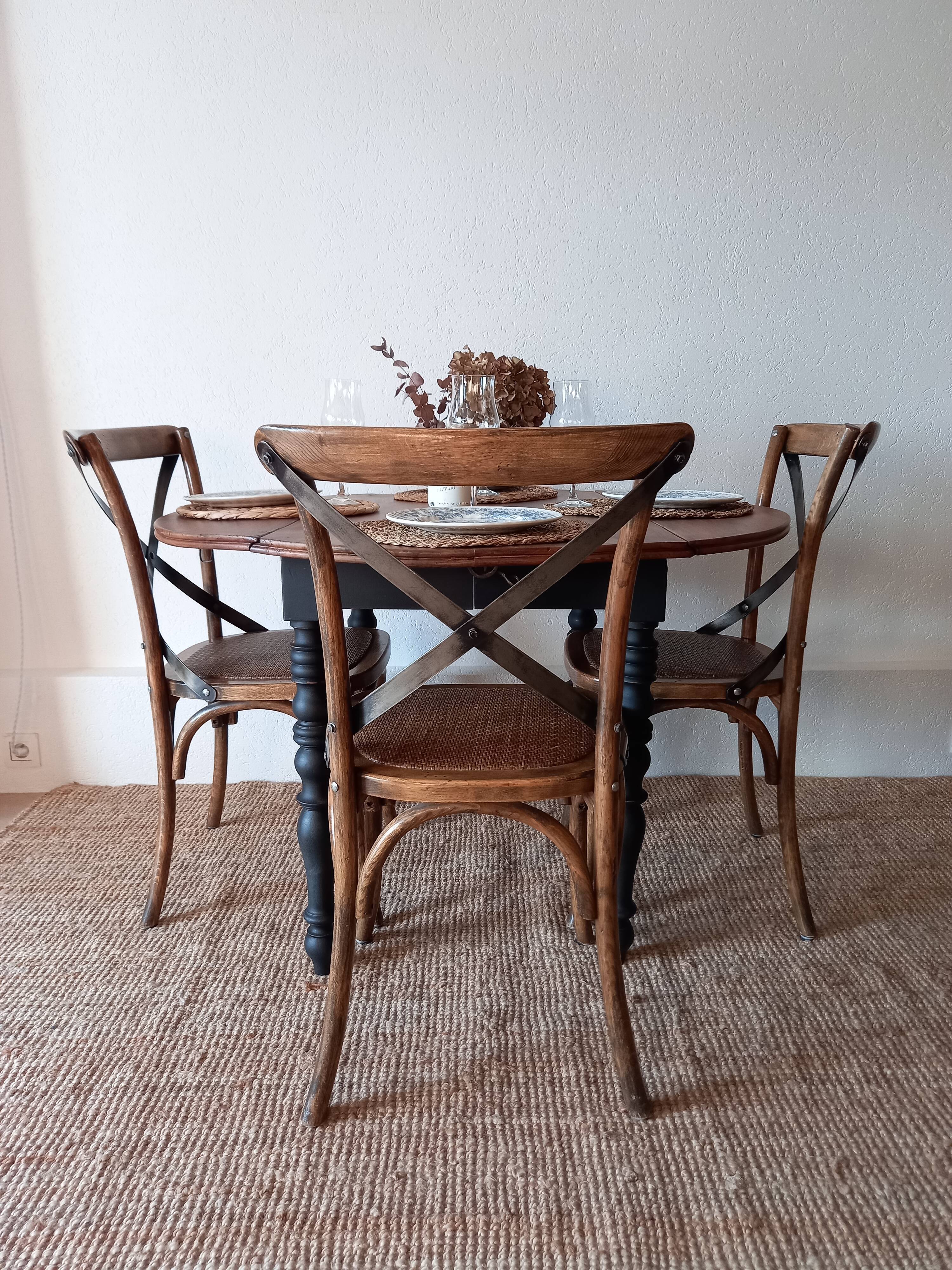 Round table with flaps