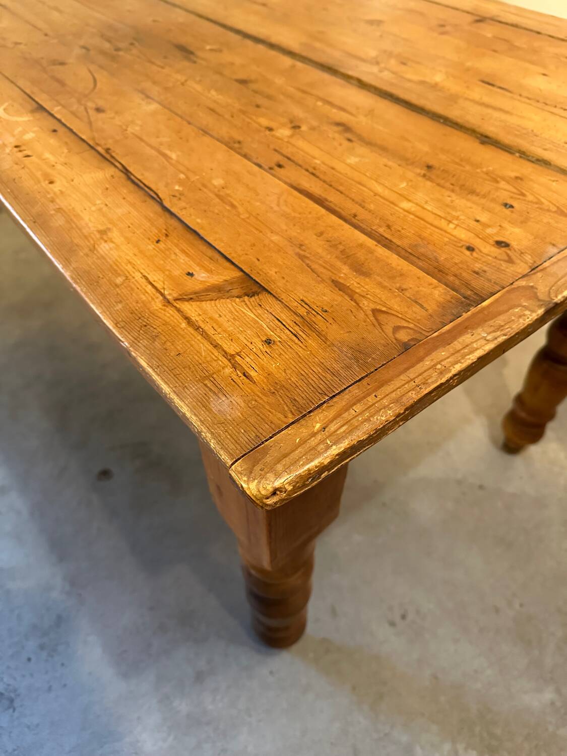 English farmhouse table in solid pine from the late 19th century, L187cm.