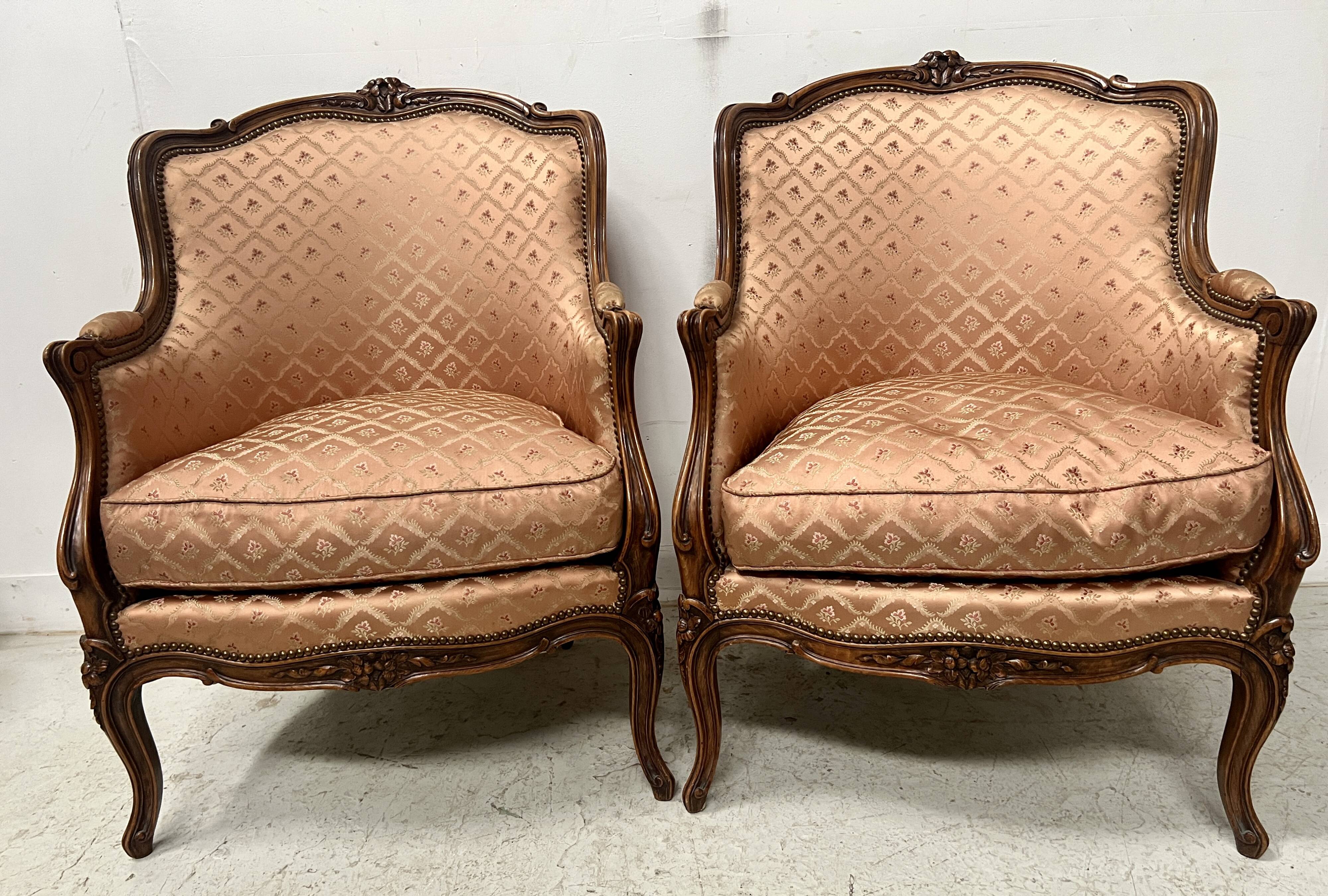 Paire de bergères de style Louis XV en bois narurel XX siècle