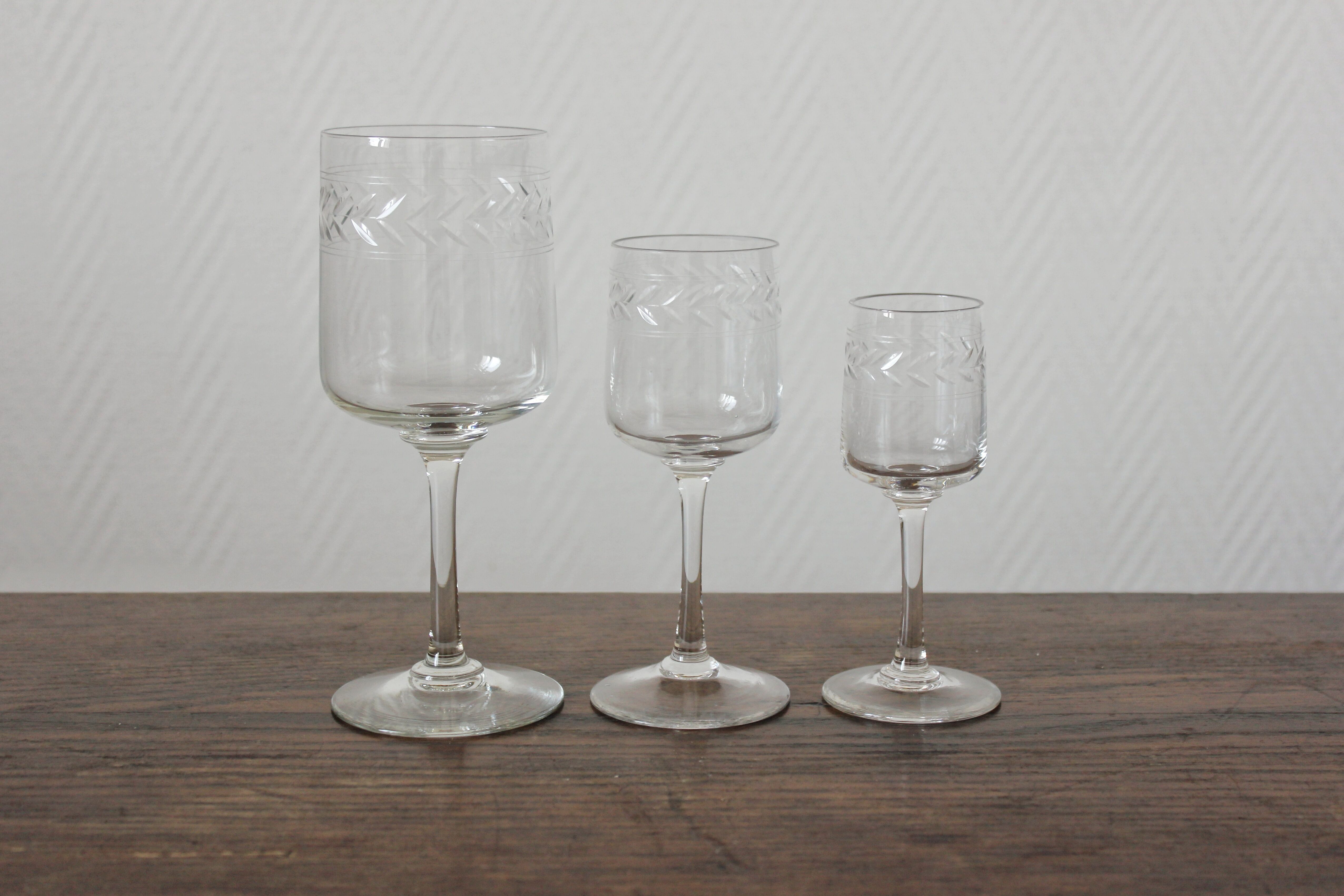 5 stemmed liqueur glasses in engraved crystal with a laurel leaf frieze