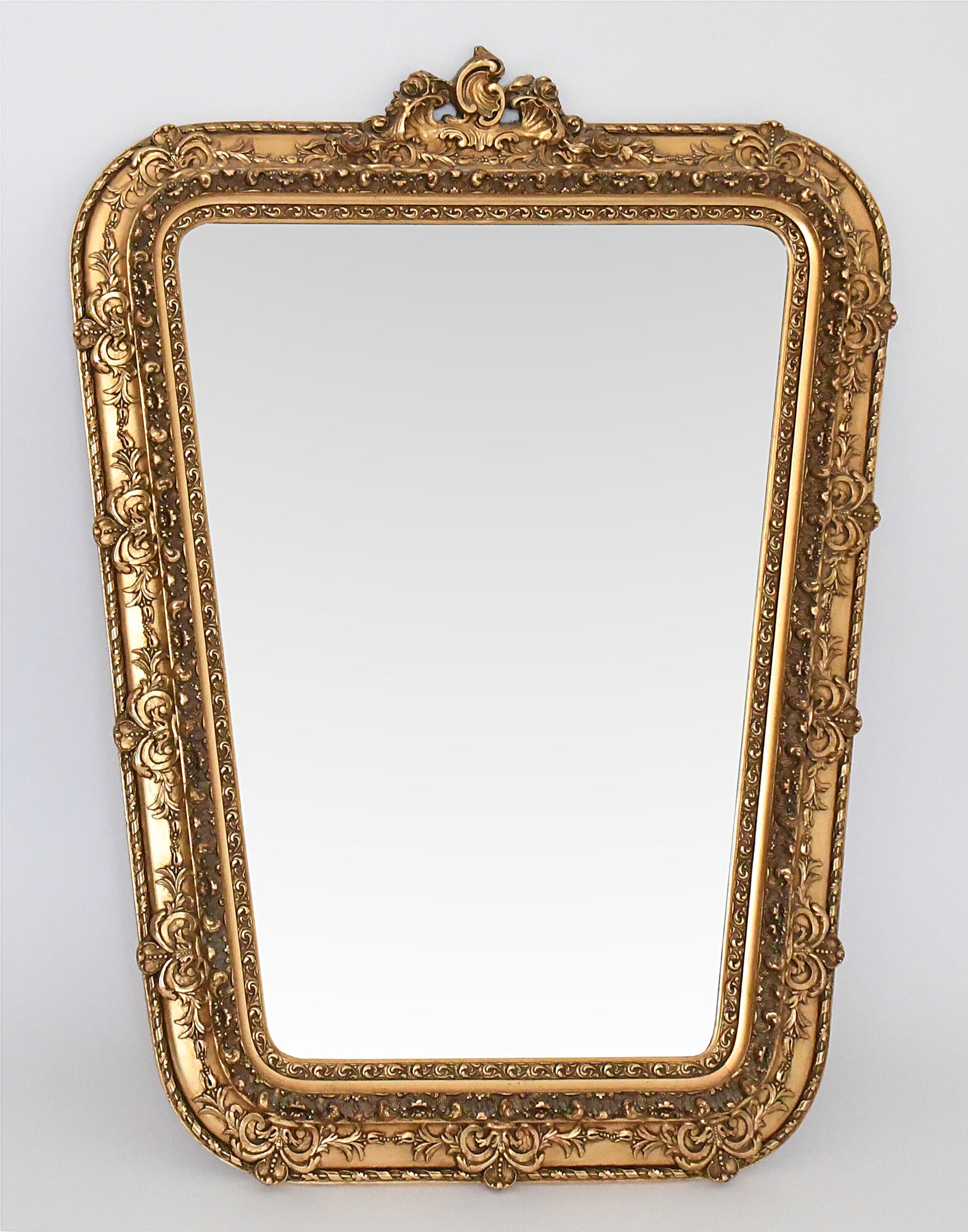 Wooden mirror and gilded stucco decorated with rockery style rinceaux and shells