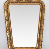 Miroir en bois et stuc doré à décor de rinceaux et coquilles de style Rocaille  74x54cm