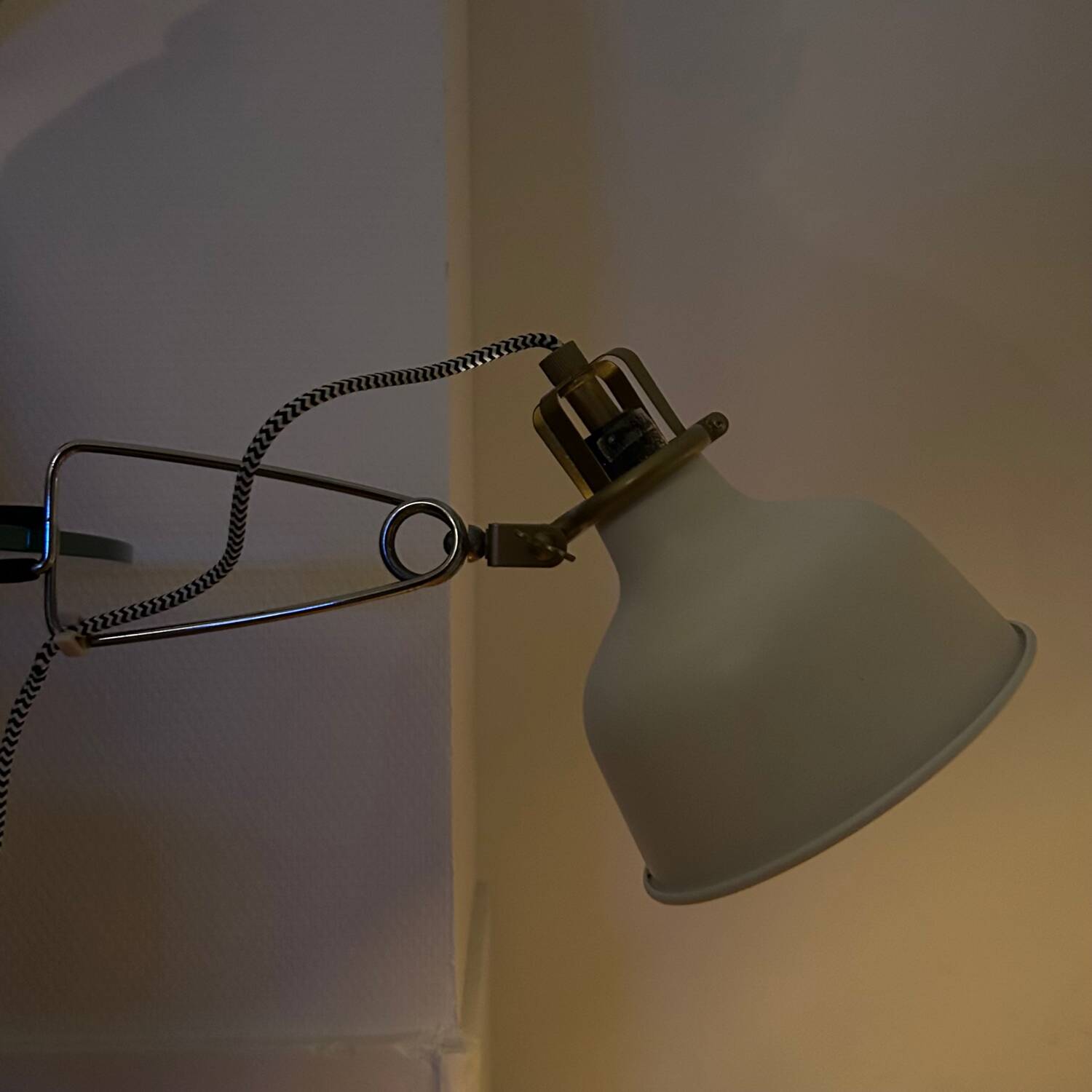 Clamp-on workshop lamp