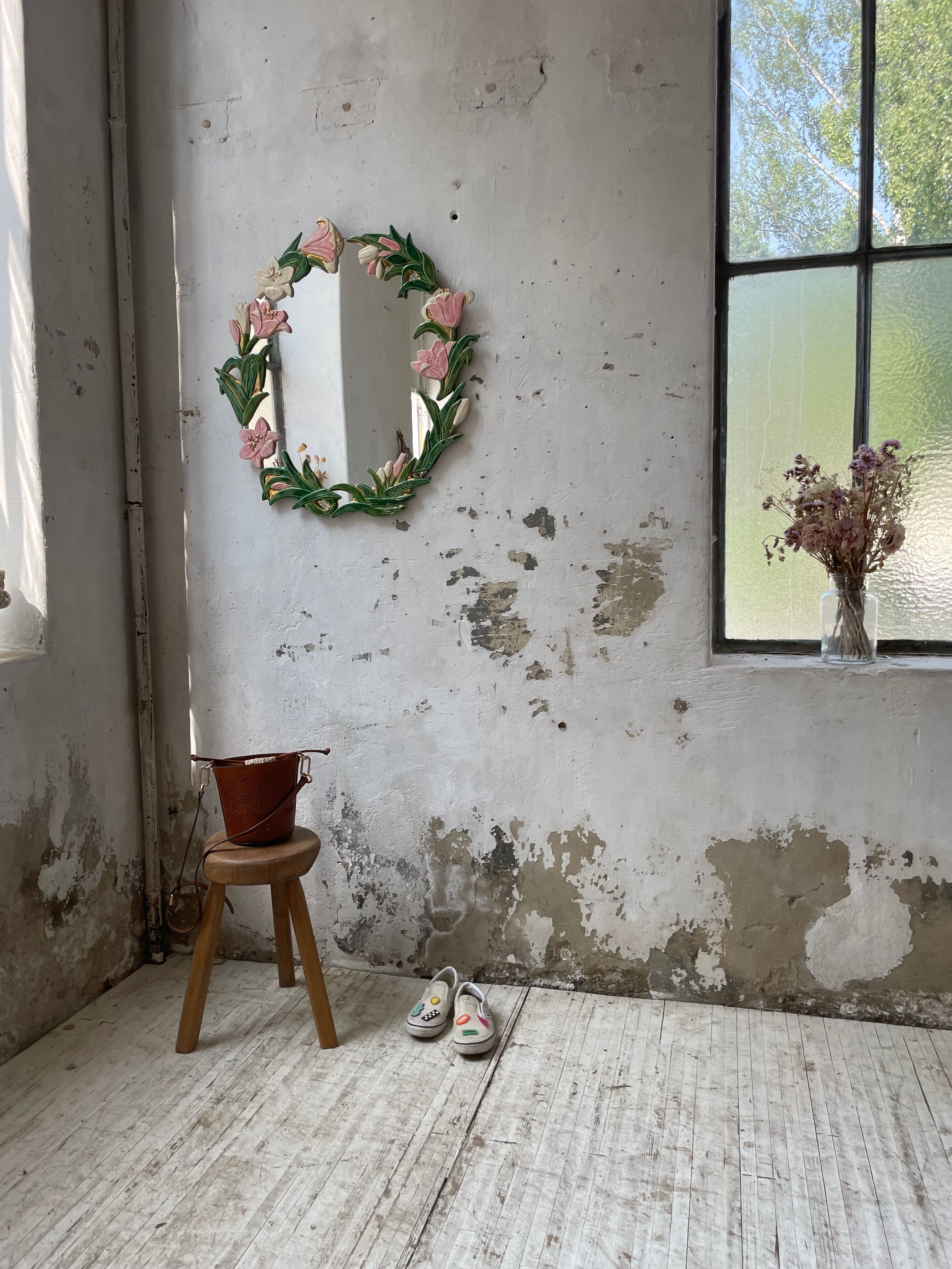 Oval ceramic mirror with flowers