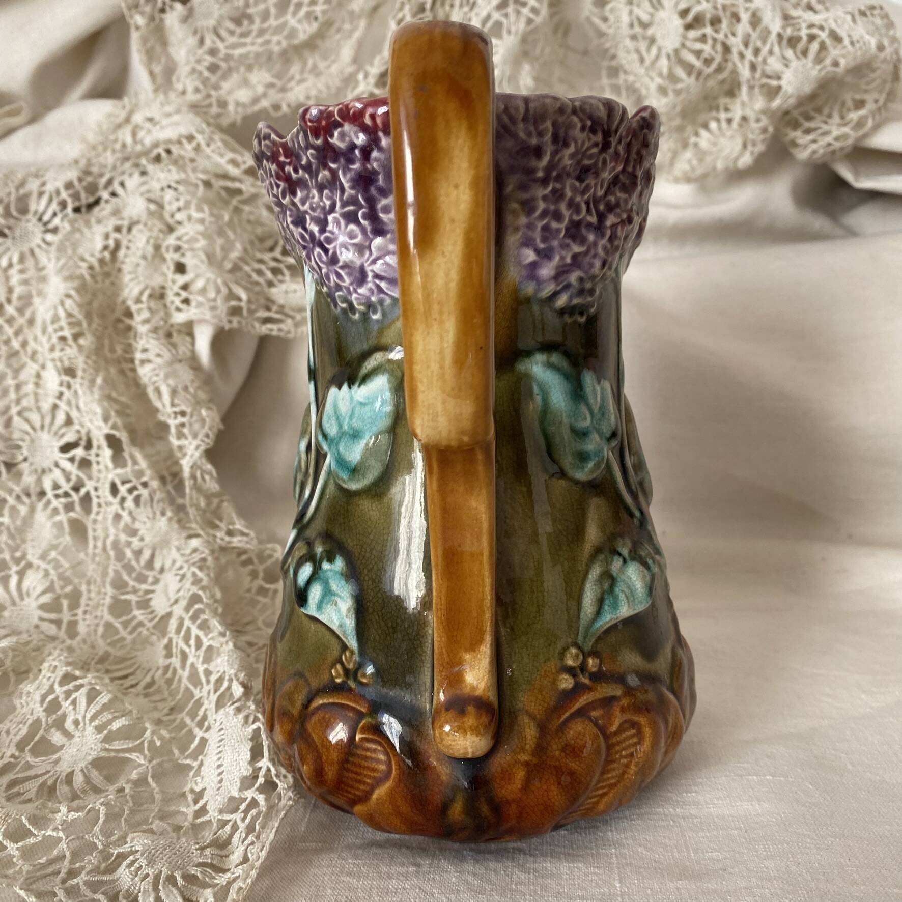 Pichet en barbotine Onaing décor Lilas art nouveau