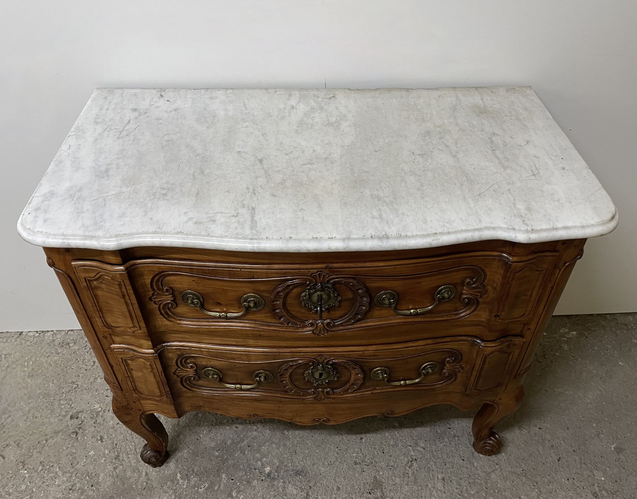 Commode sauteuse en merisier de la fin du  XVIII ème