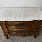 Commode sauteuse en merisier de la fin du  XVIII ème