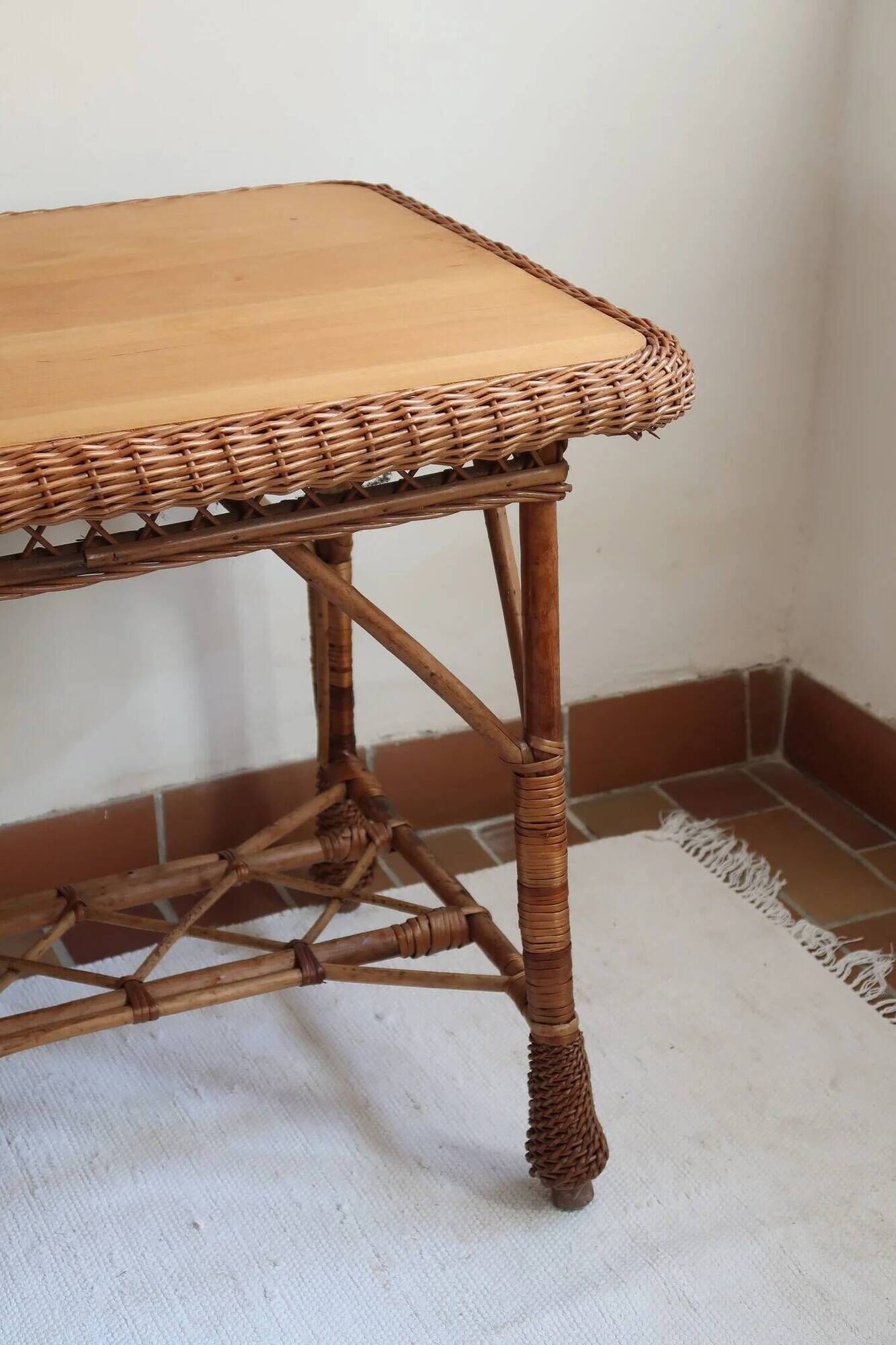 Table à manger en rotin et osier, plateau en hêtre, années 60