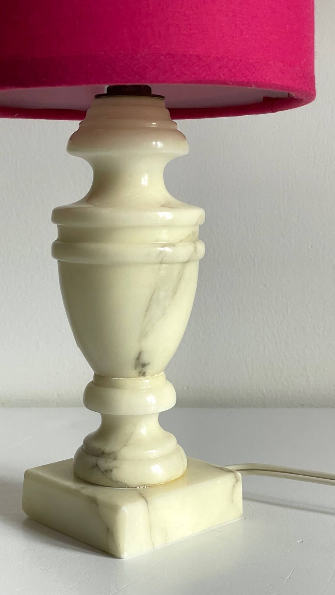 Lampe marbre et tissu fuchsia vintage