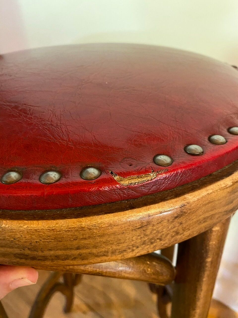 Paire de tabourets de bistrot en bois tourné et assise en skaï rouge XX siècle
