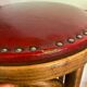 Paire de tabourets de bistrot en bois tourné et assise en skaï rouge XX siècle