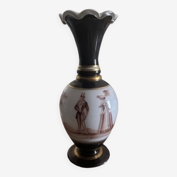 Vase porcelaine figuratif style Renaissance