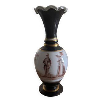 Vase porcelaine figuratif style Renaissance