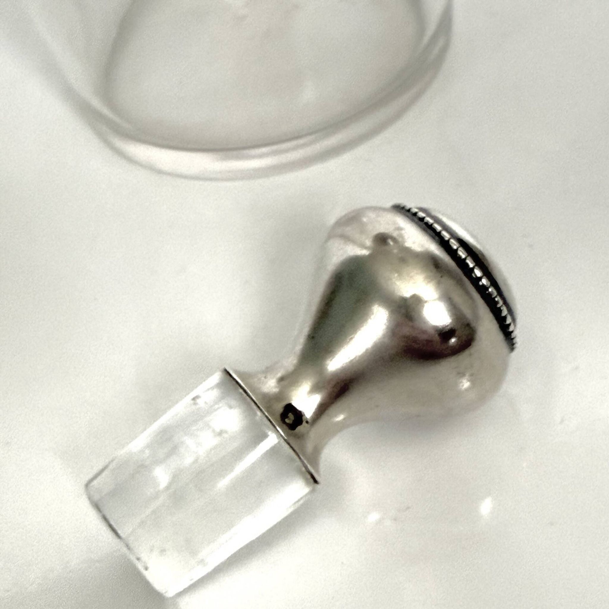 Carafe ancienne en cristal et argent massif – décor rubans et guirlande