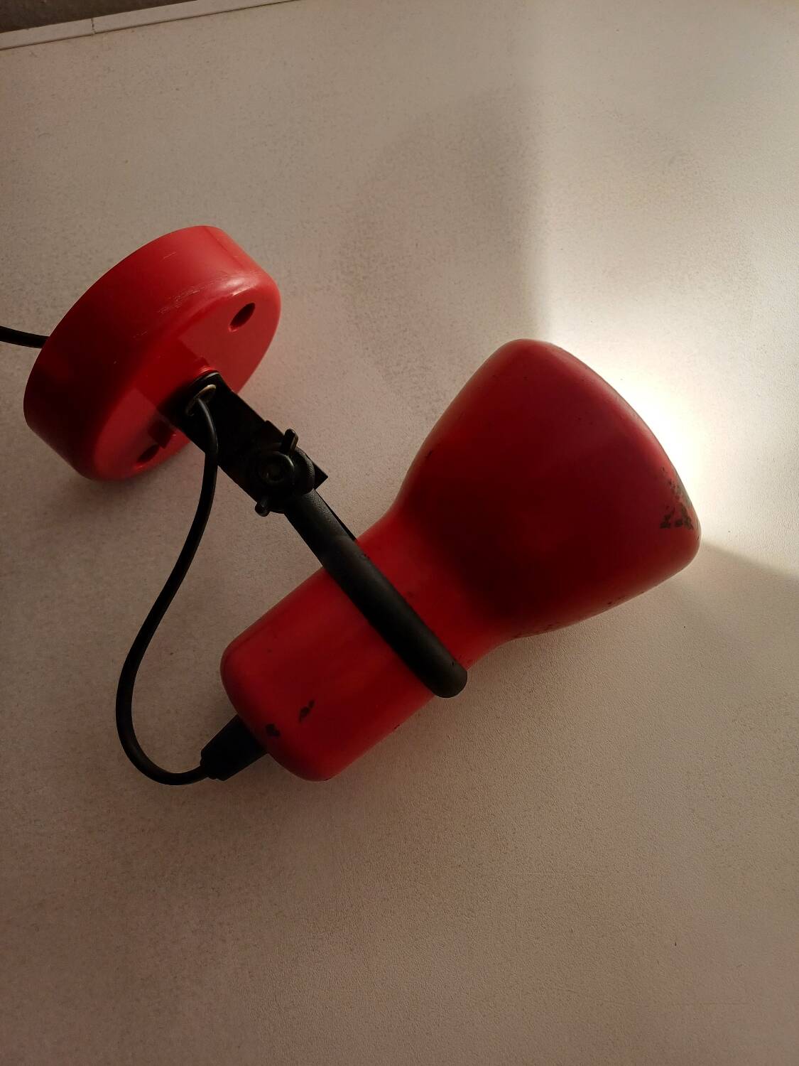 Spot mural en métal laqué rouge 70's