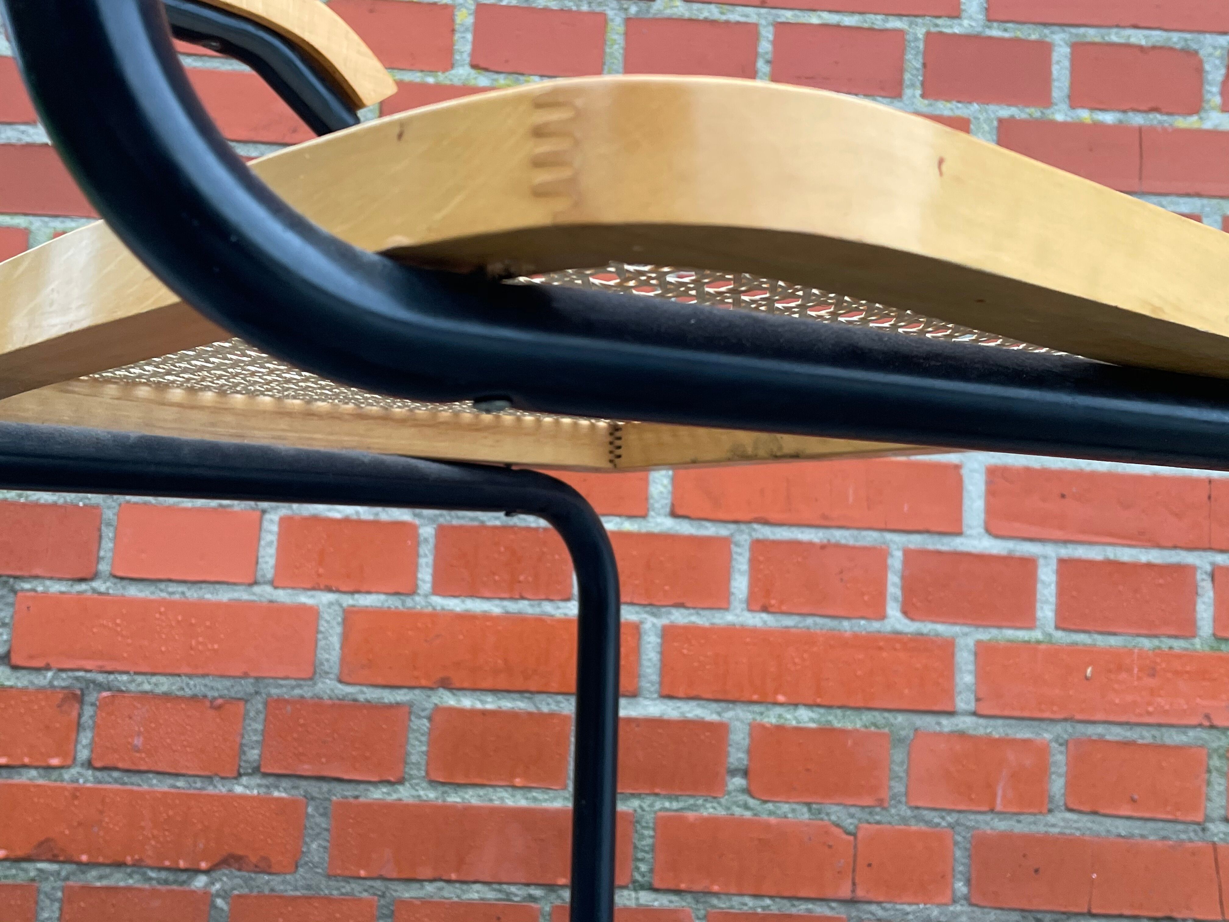 Chaise modèle Cesca conçue par Marcel Breuer avec accoudoirs à structure noire
